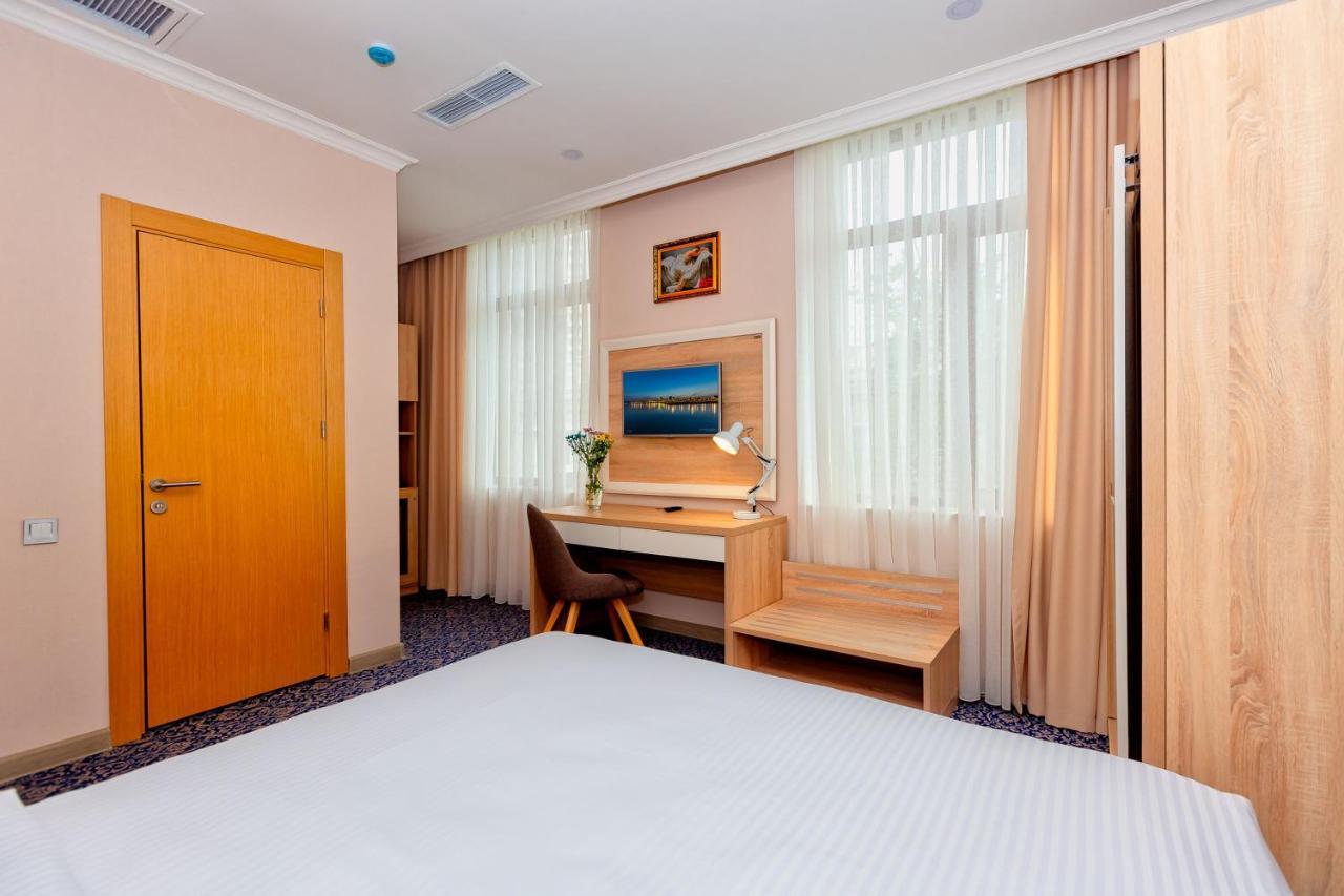 Metro City Hotel Baky Esterno foto