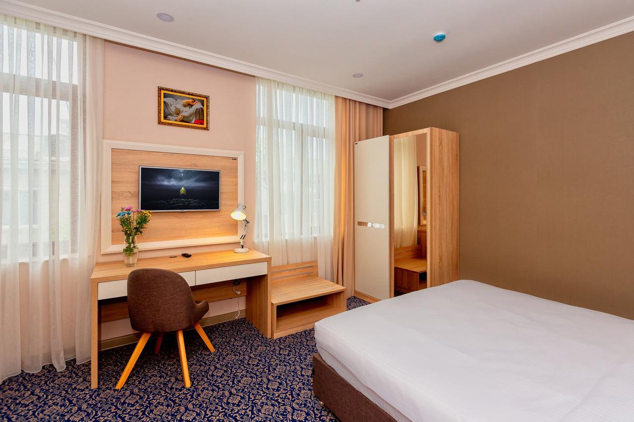 Metro City Hotel Baky Esterno foto