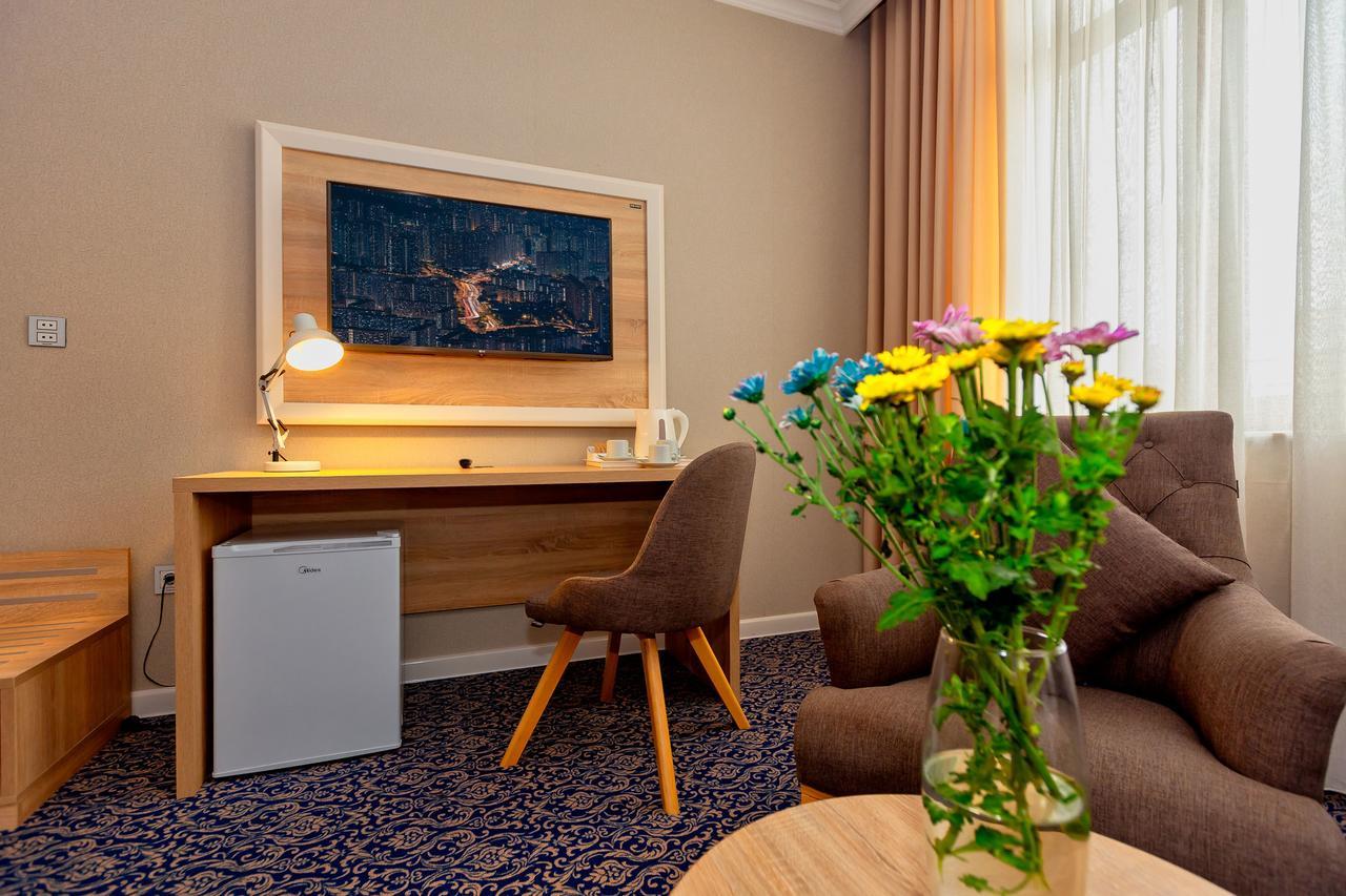 Metro City Hotel Baky Esterno foto