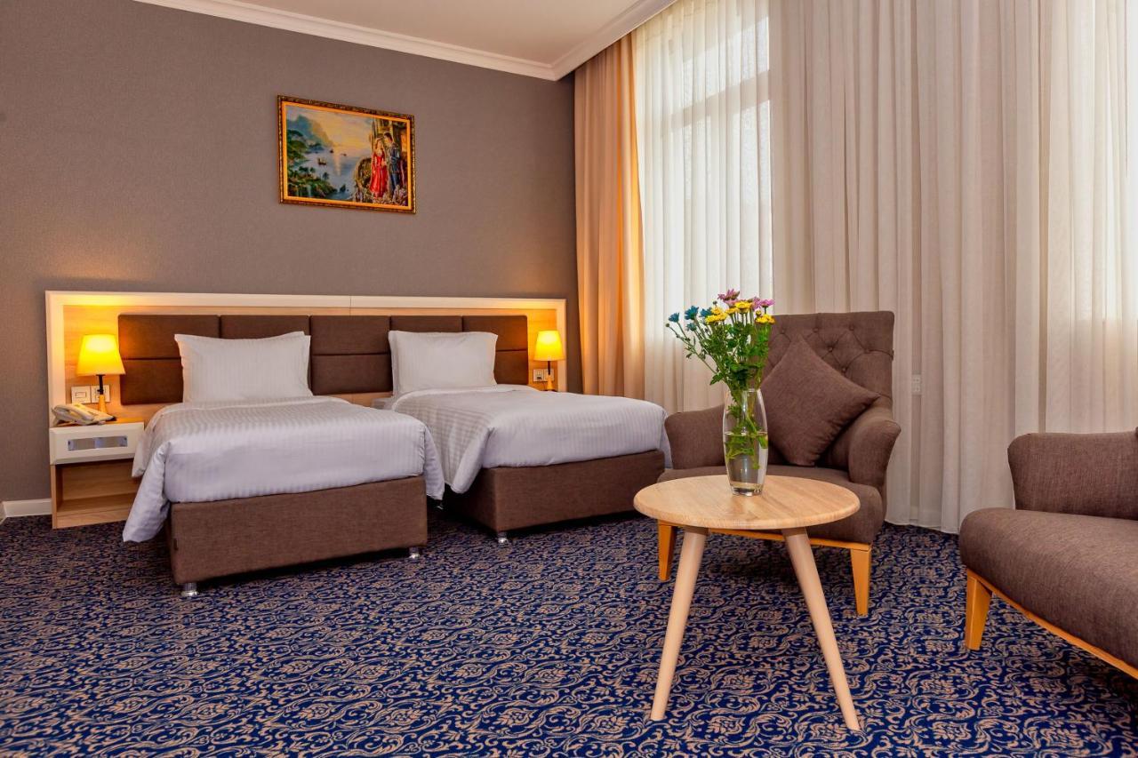 Metro City Hotel Baky Esterno foto