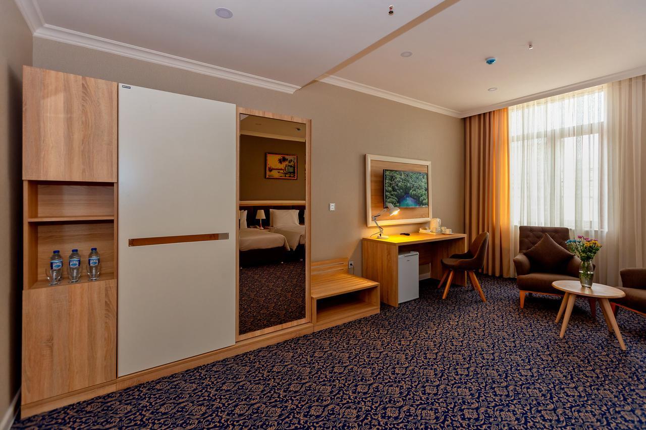 Metro City Hotel Baky Esterno foto