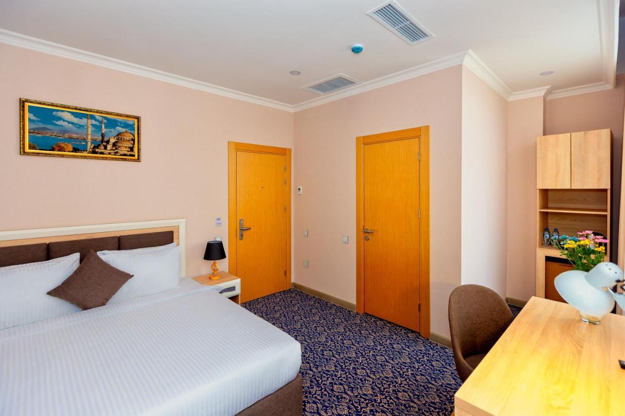Metro City Hotel Baky Esterno foto