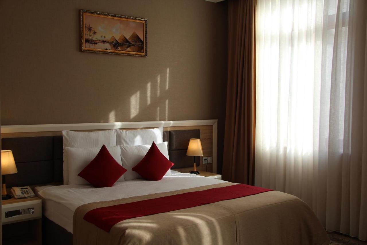 Metro City Hotel Baky Esterno foto