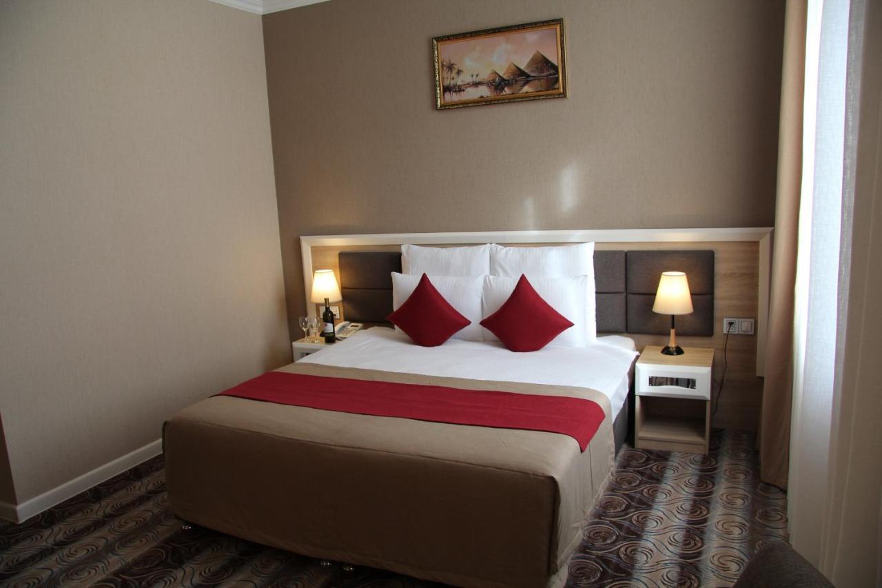 Metro City Hotel Baky Esterno foto